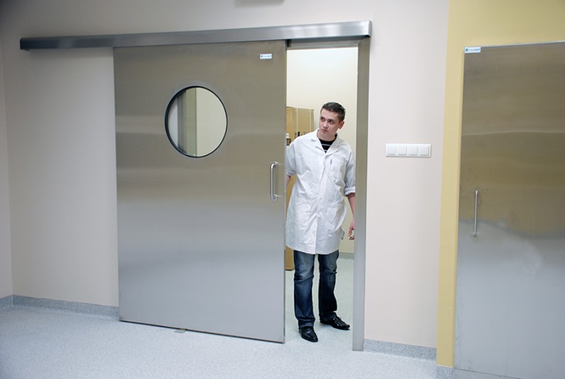 Wiejak Med ofrece soluciones de alta calidad en puertas para hospitales corredizas manuales, ideales para espacios médicos.