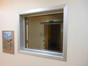 Ventana de Rayos X instalada en un hospital, ideal para áreas de diagnóstico por imagen que requieren protección radiológica.