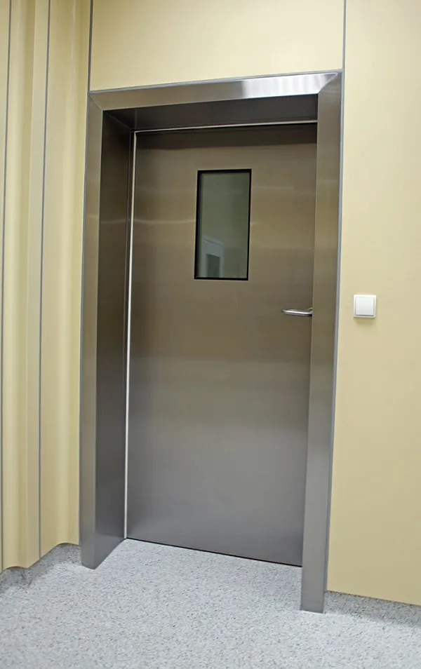 Pasillo de hospital con tres puertas antibacterianas de Wiejak Med, perfectas para evitar la proliferación de microorganismos y mantener la higiene en áreas de alta circulación.