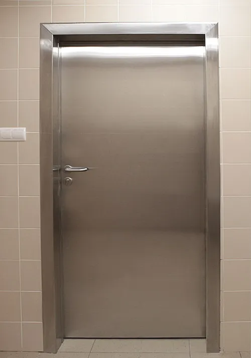 Puertas para hospitales de acero instaladas en una pared color hueso, ideales para mantener la seguridad y la higiene en áreas médicas.
