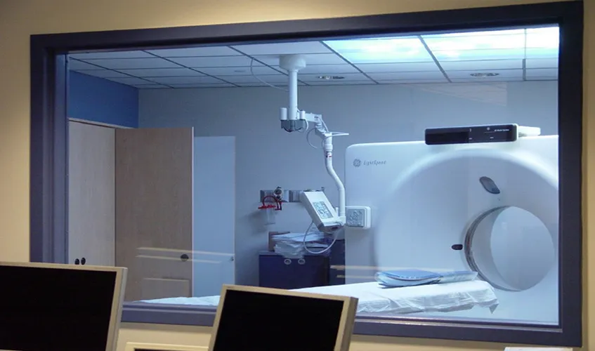 Ventana de Rayos X instalada en una sala de tomografía computarizada para garantizar la protección radiológica del personal médico.