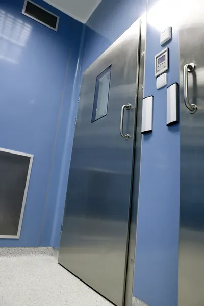 Puertas herméticas automáticas vs. manuales: ¿cuál elegir para hospital?