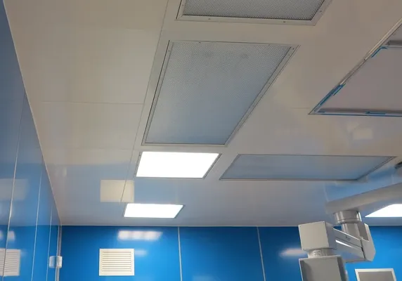 Iluminación LED para hospitales en quirófano moderno con paredes azules y lámparas quirúrgicas.