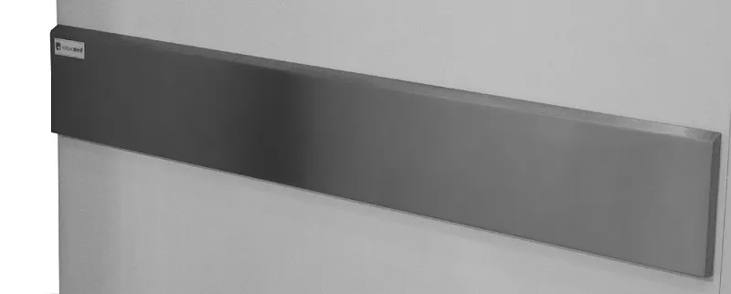 Paragolpes médicos instalados a media altura sobre pared clínica por Wiejak Med, diseñados para absorber impactos y mantener las superficies libres de daños.