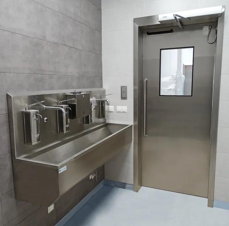 Puertas médicas con bisagras y ventana rectangular para clínicas y hospitales.