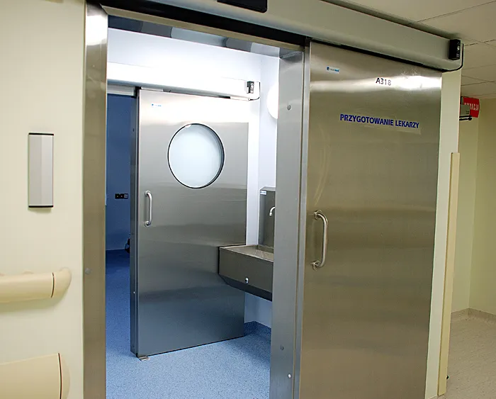Puertas médicas automáticas con jaladera de acero inoxidable para zonas de alto tráfico.