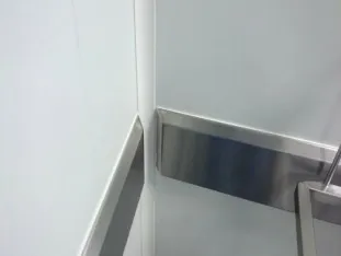 Paragolpes médicos de esquina diseñados por Wiejak Med para ofrecer una cobertura completa contra impactos laterales en áreas médicas sensibles.