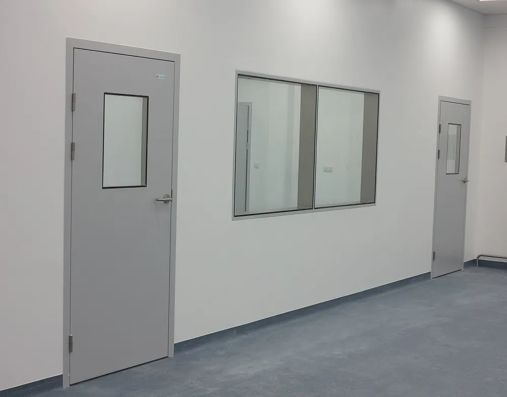 Ventanas de hospital instaladas en sala de cuidados intensivos con vidrio de seguridad.