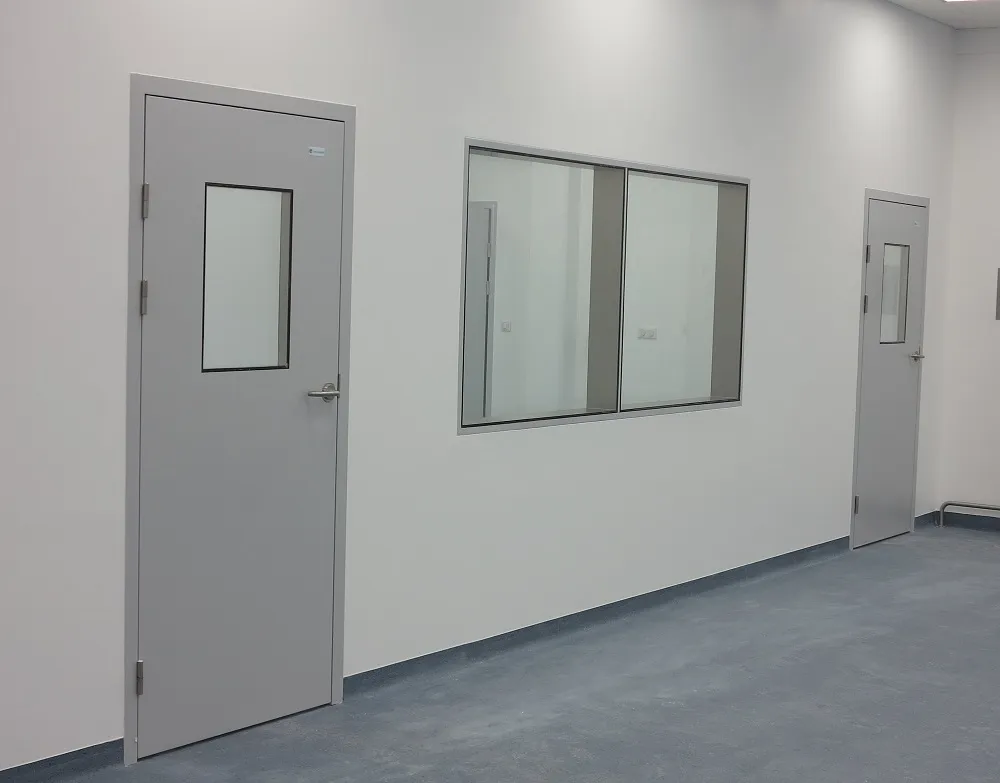 Ventanas de hospital interiores para mejorar el monitoreo desde pasillos clínicos.
