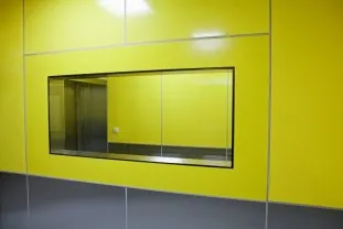 Ventanas de hospital con visión unidireccional para mayor privacidad del paciente.