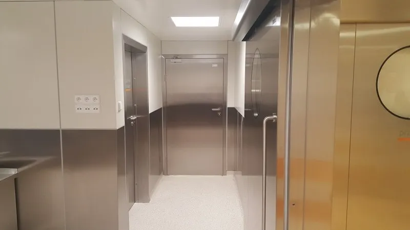 Entrada a quirófano con puertas de quirófano herméticas instaladas.