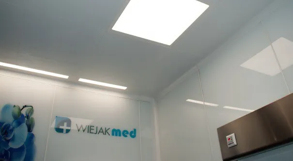 Infraestructura hospitalaria con iluminación LED en consultorio para mejorar visibilidad y ahorro energético.