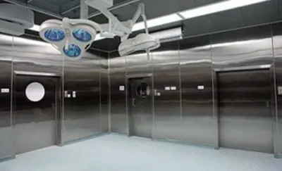 Lámpara de quirófano de alta precisión, equipo esencial que forma parte del mantenimiento preventivo hospitalario para garantizar un correcto funcionamiento en cirugías.