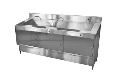 Lavadero quirúrgico fabricado en acero inoxidable, componente indispensable del equipamiento hospitalario para la higiene y esterilización en quirófanos.