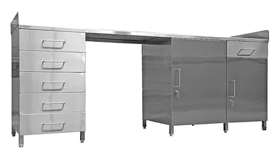 Mesa de trabajo con cajones y puertas, diseñada para optimizar el almacenaje y la organización del equipamiento hospitalario en áreas médicas.